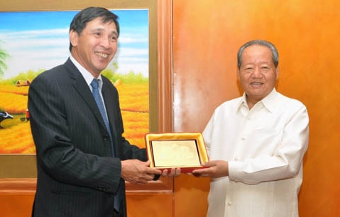 Thứ trưởng Bộ Tài chính Trương Chí Trung hội đàm với đoàn Phó Thủ tướng Lào